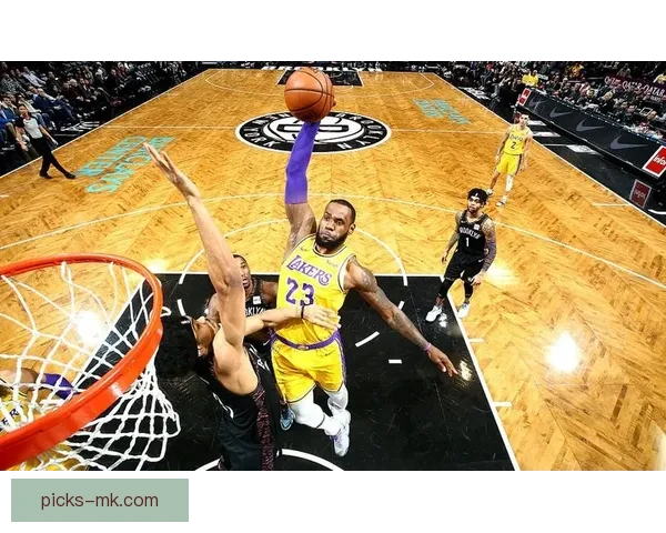 詹姆斯35分9三分创奇迹 近16年首次成队史第一人